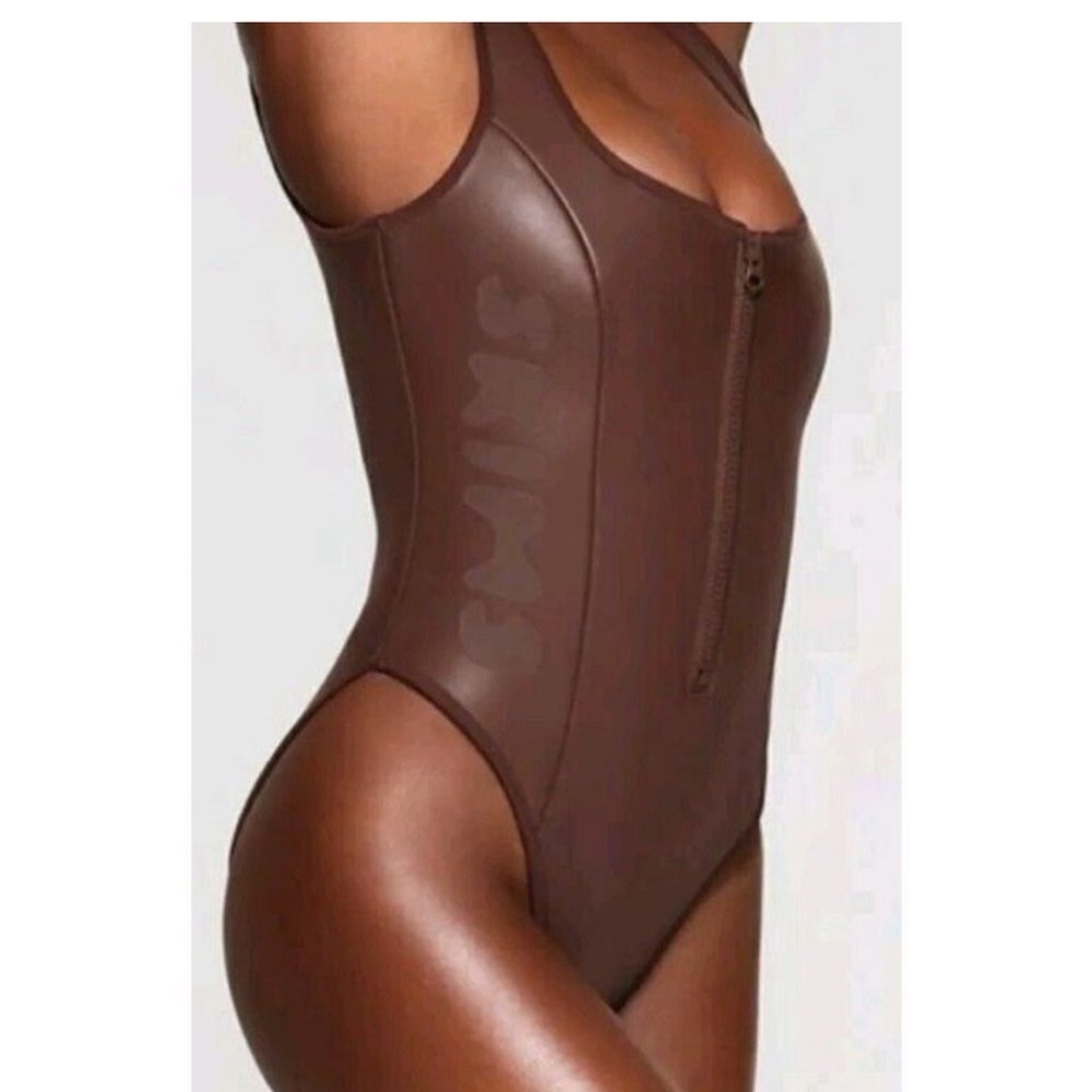 SKIMS RUBBERIZED SCUBA SWIM SCOOP NECK ONE PIECE in cocoa NWT - Picture 4 of 9